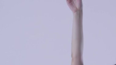 Bale eğitimi - zarif genç bayan balerin elini sallıyor