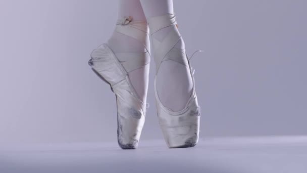 Fiatal nő balerina a pointe cipő — Stock videók