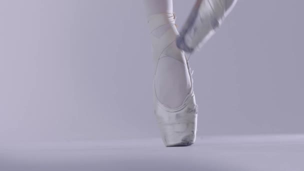 Jovem bailarina dançando em sapatos pointe — Vídeo de Stock