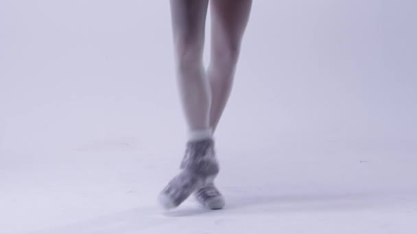 Ballet dansen - jonge vrouw ballerina in zwarte jurk staande op pointe schoenen — Stockvideo