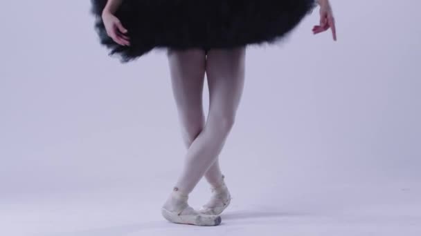 Balletttanz - anmutige junge Ballerina im schwarzen Kleid, die auf der Stelle springt — Stockvideo