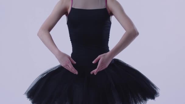 Taniec baletowy - łaskawa młoda kobieta balerina w czarnej sukience stojąca w spokojnej pozycji — Wideo stockowe