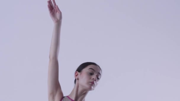 Allenamento di balletto - graziosa giovane ballerina in abito nero in posizione tranquilla — Video Stock
