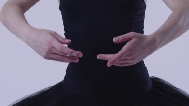 Baletní trénink - půvabná žena balerína v černých šatech stojící v klidné poloze — Stock video