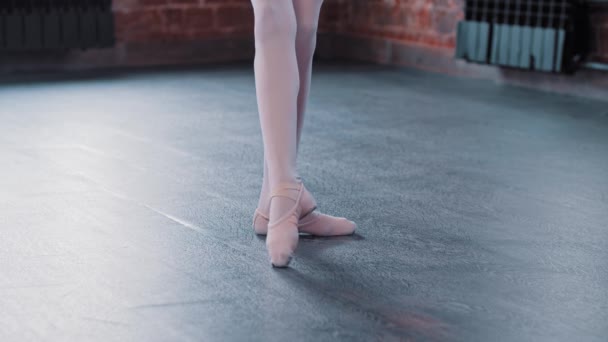 Тренировка балерины в танцевальной студии - ноги в положении — стоковое видео