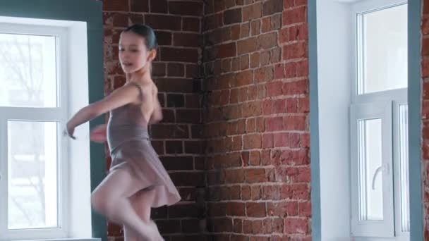 Baletka dívka předvádějící základní taneční pohyby a piruety ve studiu — Stock video