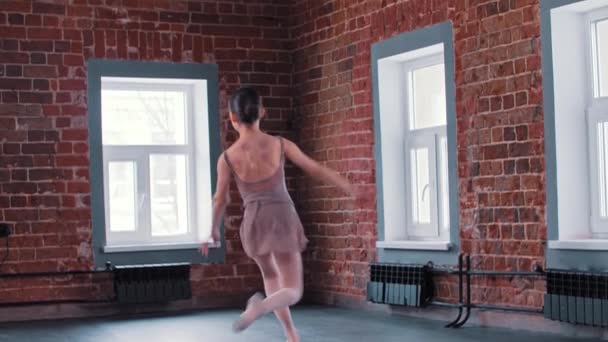 Una bailarina bailando y haciendo piruetas en el estudio — Vídeos de Stock