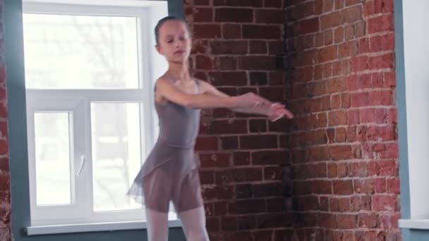 Дівчина-балерина навчає танцювати в студії — стокове відео