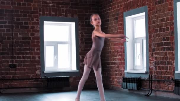 Balerina trenuje taniec w studiu światła — Wideo stockowe