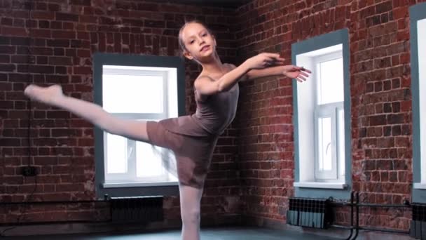 Balerina dziewczyna pokazuje jej taniec w studio — Wideo stockowe