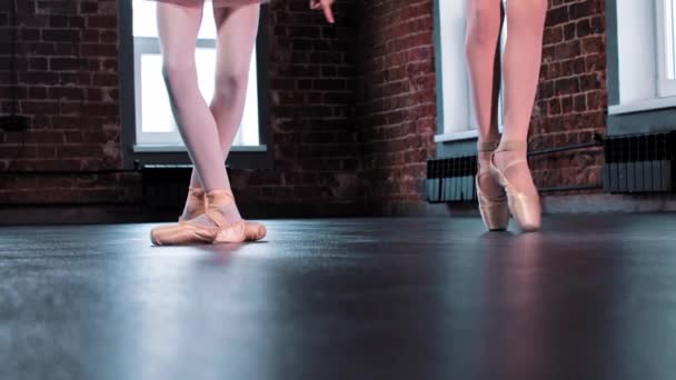 Duas meninas bailarinas dançando no treinamento - pernas mostrando — Vídeo de Stock