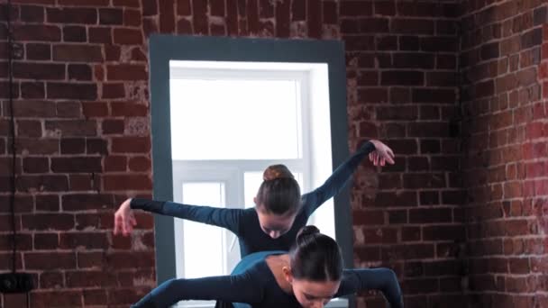 Duas bailarinas dançando em trajes escuros no treinamento — Vídeo de Stock