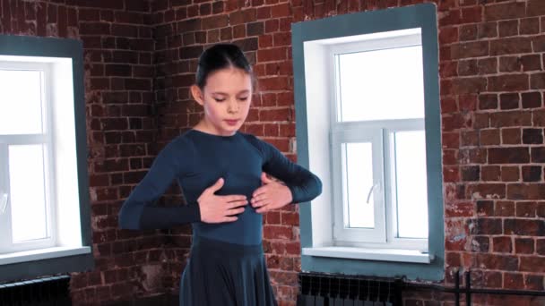 Балетні танці - дві маленькі дівчата балерини танцюють у довгих темних сукнях на тренуваннях — стокове відео