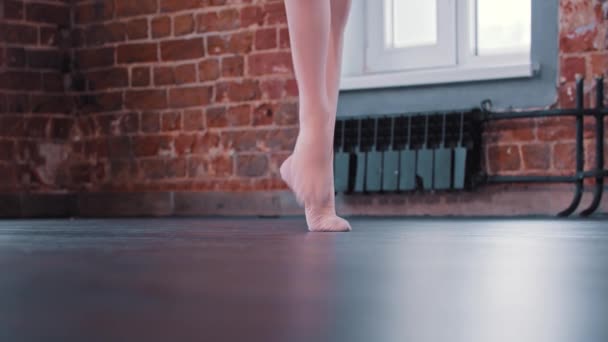 Deux filles de ballerine dansant sur l'entraînement dans leurs chaussettes de ballet — Video