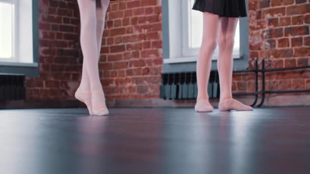 Ballerine - due ballerine in formazione — Video Stock