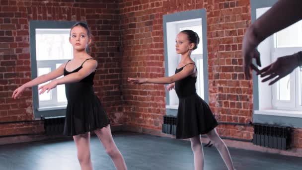 Taniec baletowy - dwie baletnice w czarnych garniturach na treningu z trenerem — Wideo stockowe