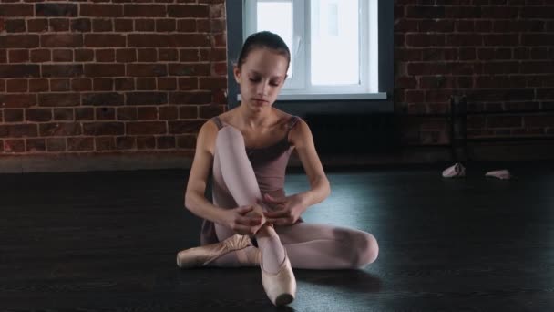 Balletto danza - una bambina che indossa scarpe da punta — Video Stock