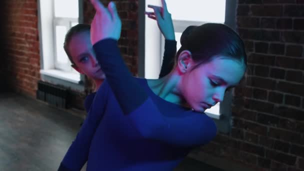 Balletttanz - zwei kleine Ballerinas in einem Tanzstudio in Kleidern - Neonbeleuchtung — Stockvideo