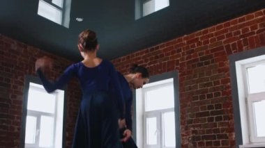 Bale dansı. Stüdyoda uzun elbiseler içinde zarif dans eden iki balerin kız.