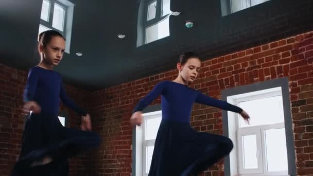 Danse de ballet - deux filles de ballerine dansant synchrone dans le studio en robes longues — Video