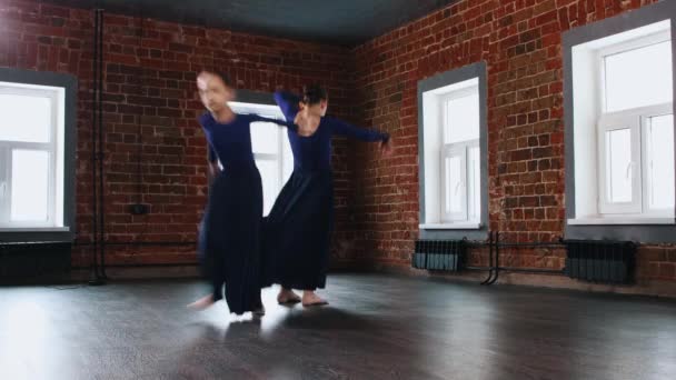 Μπαλέτο χορό - δύο μικρά κορίτσια ευγενικό χορό στο στούντιο με μακριά μπλε φορέματα — Αρχείο Βίντεο
