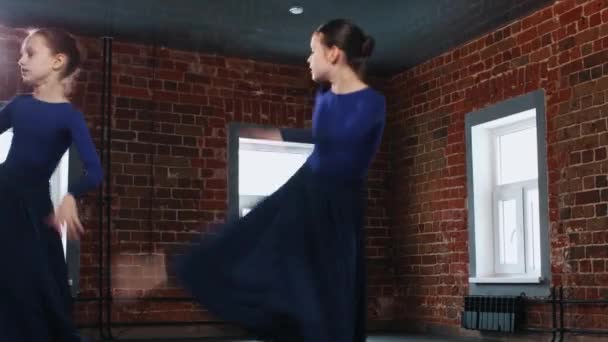 Dvě malé holčičky půvabný tanec v dlouhých modrých šatech — Stock video