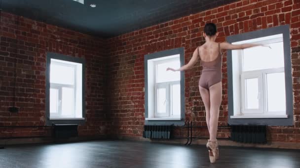 Baile de ballet - una niña fuerte bailando en zapatos puntiagudos en el estudio — Vídeos de Stock