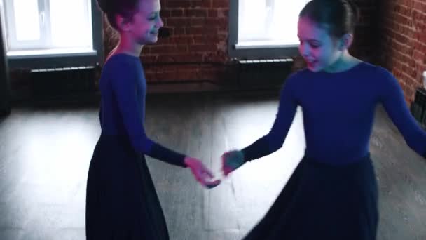 Danse de ballet - deux petites filles dansant dans un studio de danse en robes - néon éclairage — Video