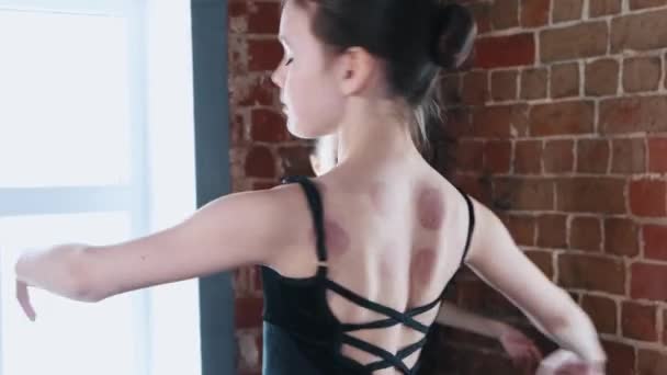 Taniec baletowy w pomieszczeniu - dwie gimnastyczki tańczące w czarnym garniturze na treningu z rogu studia — Wideo stockowe