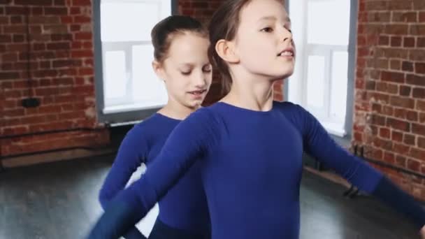 Ballett tanzen drinnen - zwei Ballerinas tanzen im Studio in langen Kleidern — Stockvideo