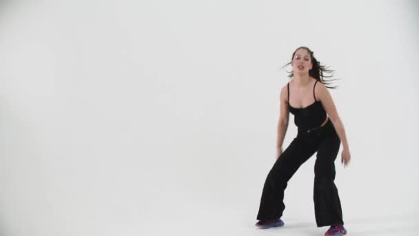 Dancing - young stylish woman model freestyle dancing on cyclorama — Stock Video