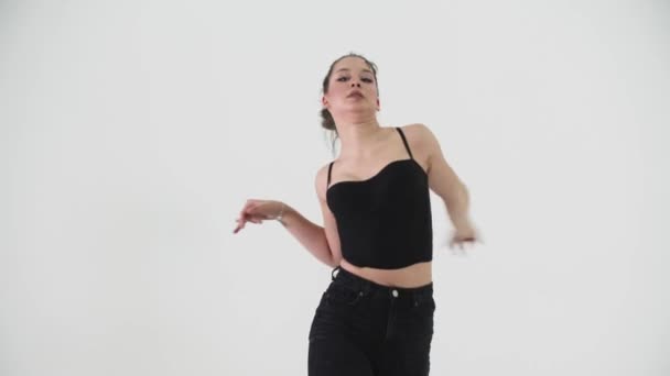Taniec - młoda stylowa modelka z kolorowym makijażem freestyle taniec na cykloramie — Wideo stockowe