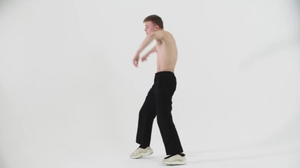 Танцевальная попса - молодой безрукий мужчина фристайл танцует на циклораме — стоковое видео