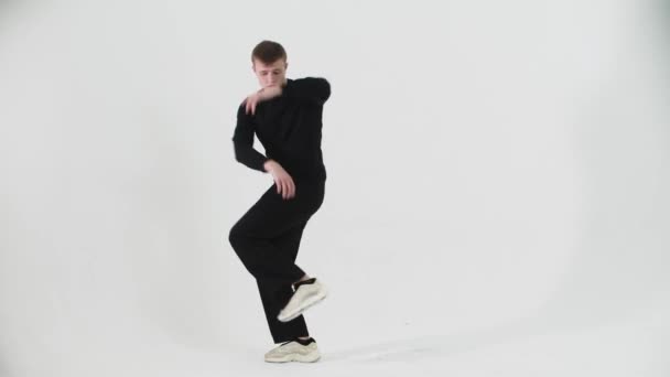 Dancing popping - young man freestyle dancing on cyclorama — Stock Video