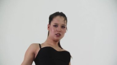 Dans - genç stil kadın model serbest dans beyaz arka planda