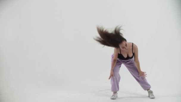 Dançando - jovem asiático mulher elegante com cabelos longos dançando no cyclorama — Vídeo de Stock