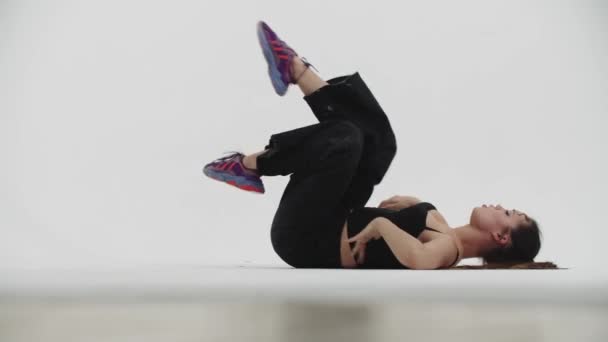 Taniec - młoda stylowa kobieta freestyle taniec na podłodze na białym tle — Wideo stockowe