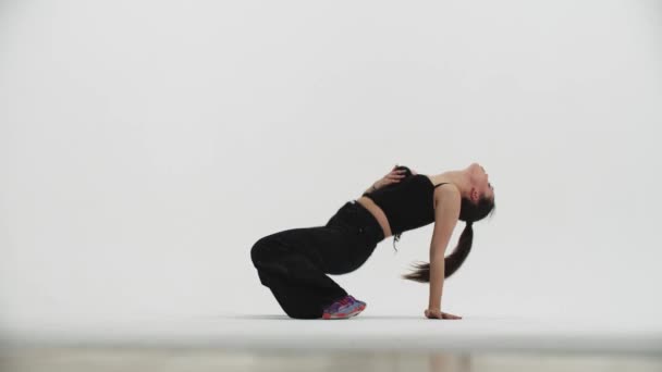 Taniec - młoda stylowa kobieta upada na podłogę i tańczy na podłodze — Wideo stockowe