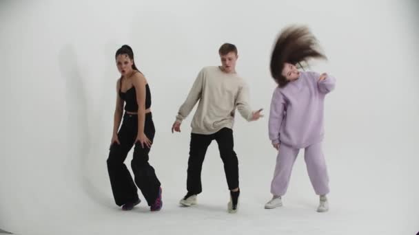 Dançando - grupo jovem de pessoas dançando no fundo branco — Vídeo de Stock