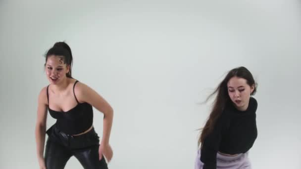 Dos modelos de mujeres jóvenes bailando en cyclorama — Vídeos de Stock