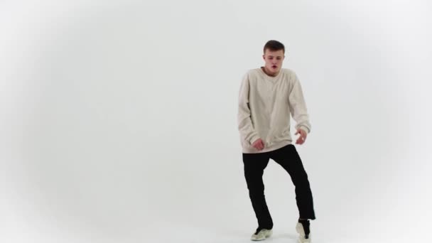Młody stylowy mężczyzna tańczący na cykloramie — Wideo stockowe