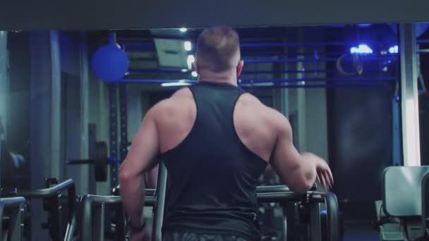 Un sportif court sur un tapis roulant dans la salle de gym — Video