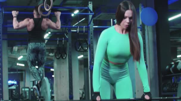 Чоловік і жінка тренуються в тренажерному залі — стокове відео