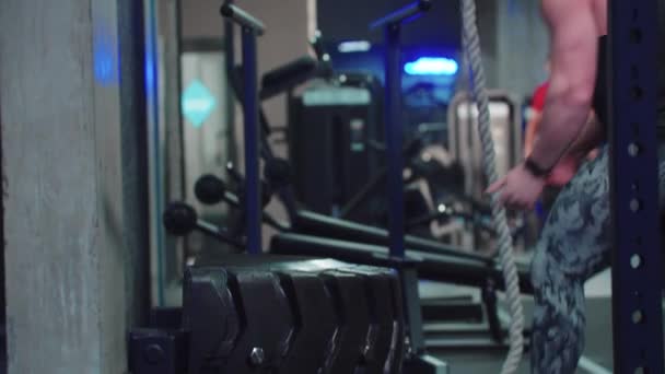 Bodybuilder homme fort retourne le poids et saute dessus - entraînement dans la salle de gym — Video
