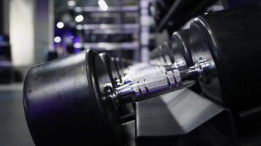 Kürsüden dambıllar alıp el kaslarını şişiriyor.