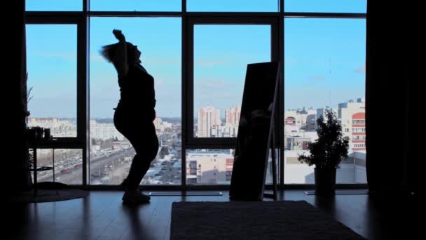 Впевнена надмірна вага жінка танцює в офісі з панорамними вікнами — стокове відео