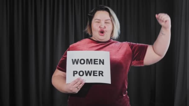 女性の力でネームプレートを保持している自信を持って浮気太りすぎの女性 — ストック動画