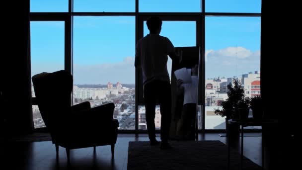 Un uomo d'affari che cammina nel suo ufficio con finestre panoramiche e legge i giornali — Video Stock