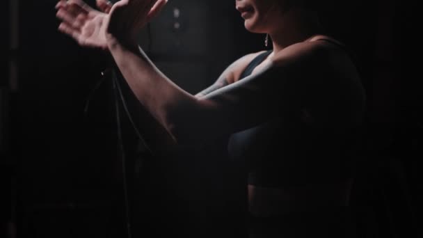 Сильная женщина с татуировками показывает движения рук карате — стоковое видео