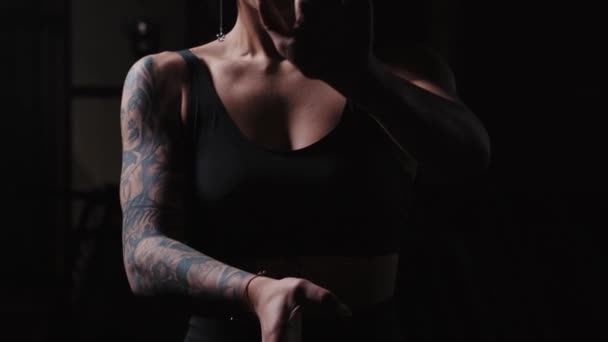 Tetovaná žena ukazuje karate bojové pohyby rukou — Stock video